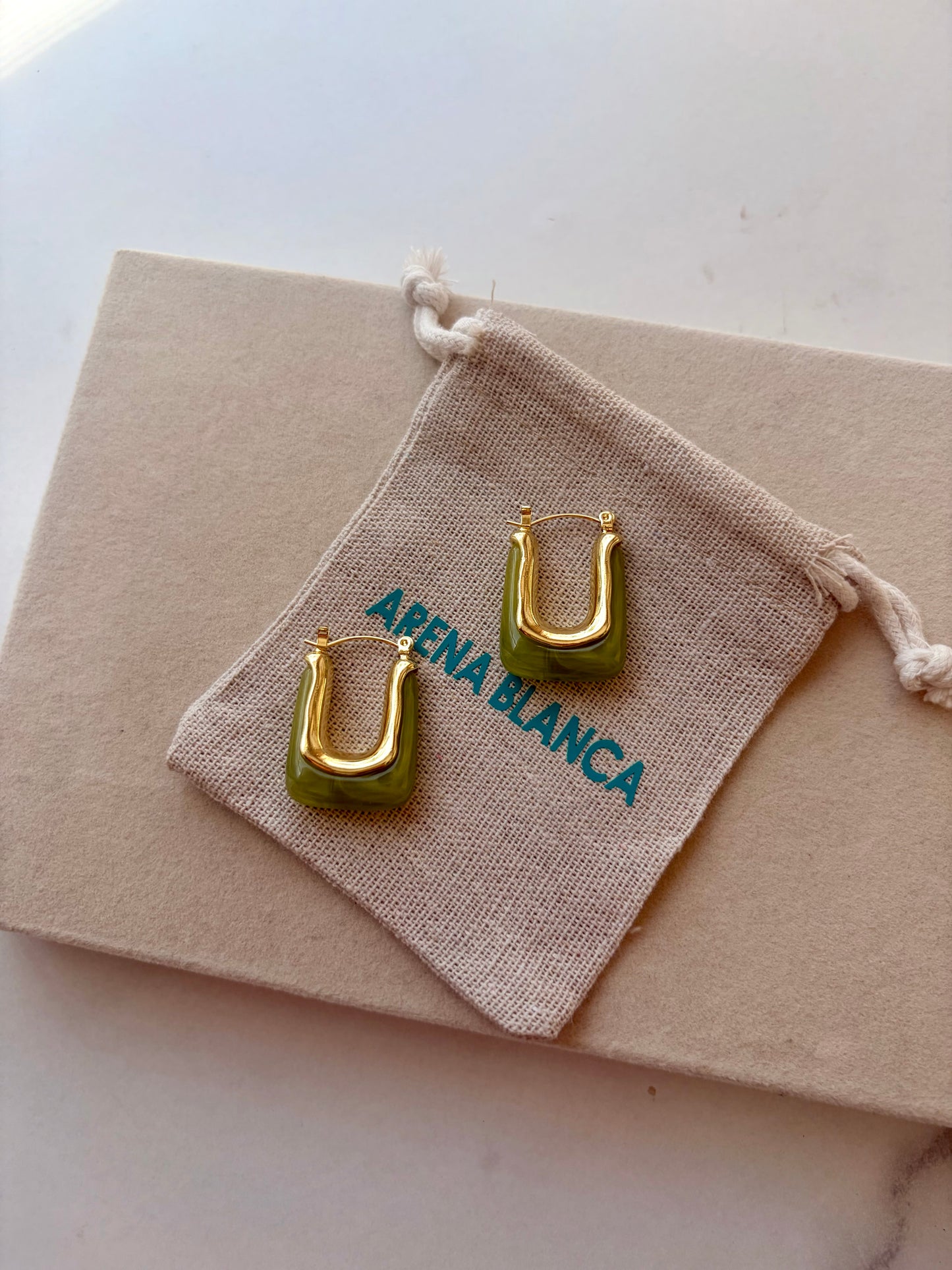 GOLDEN U GLOW EARRINGS