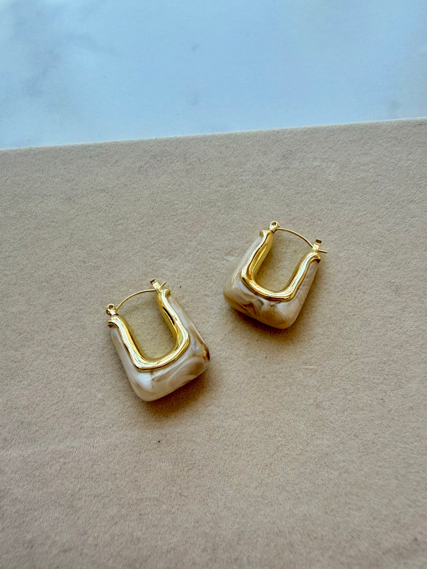 GOLDEN U GLOW EARRINGS