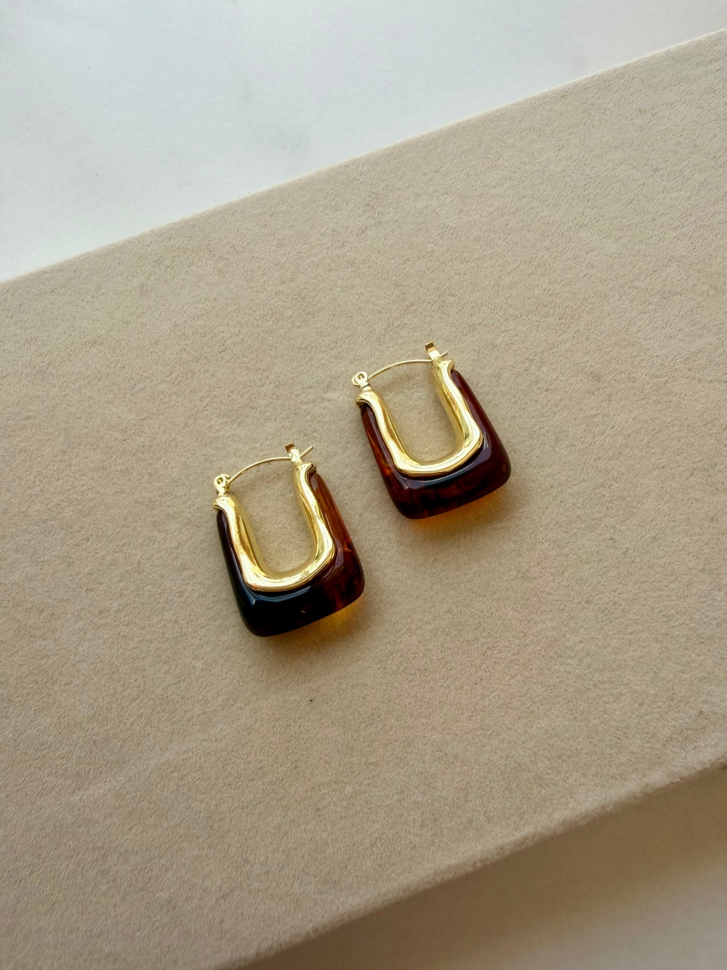 GOLDEN U GLOW EARRINGS