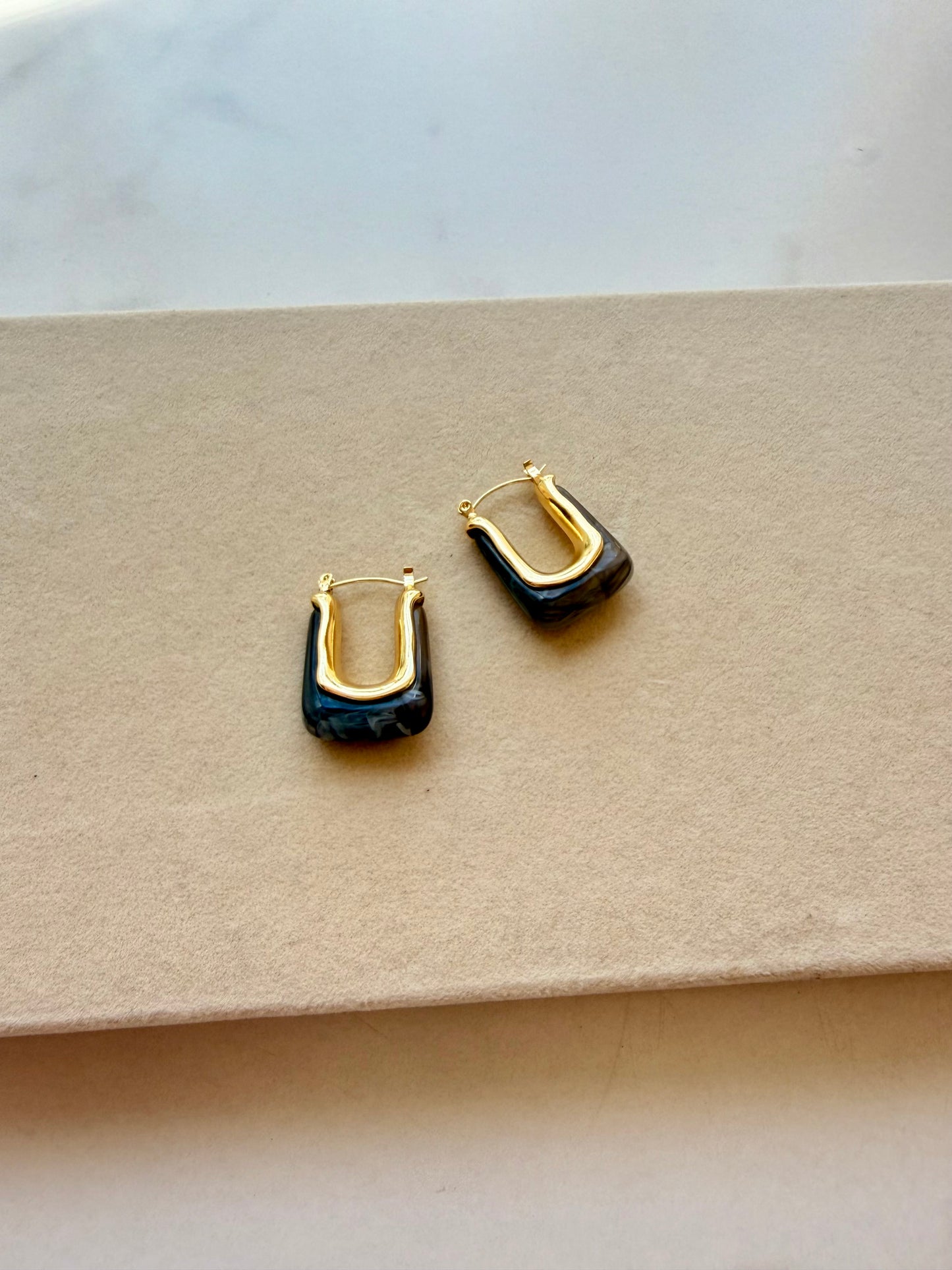 GOLDEN U GLOW EARRINGS