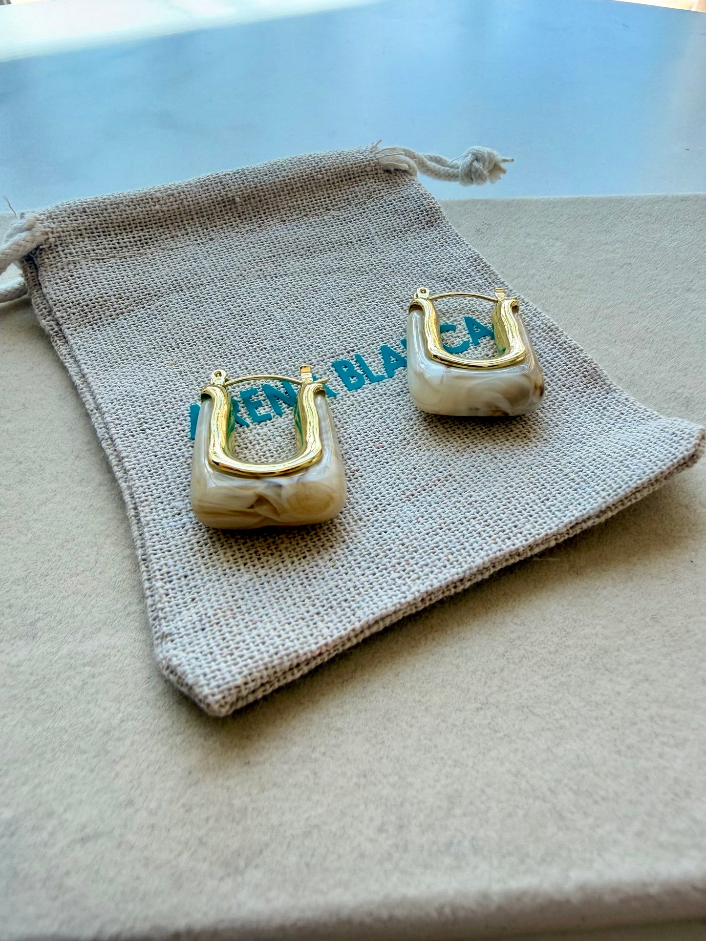 GOLDEN U GLOW EARRINGS